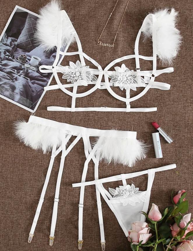 Conjunto Blanco De Lencería Strappy Con Plumas